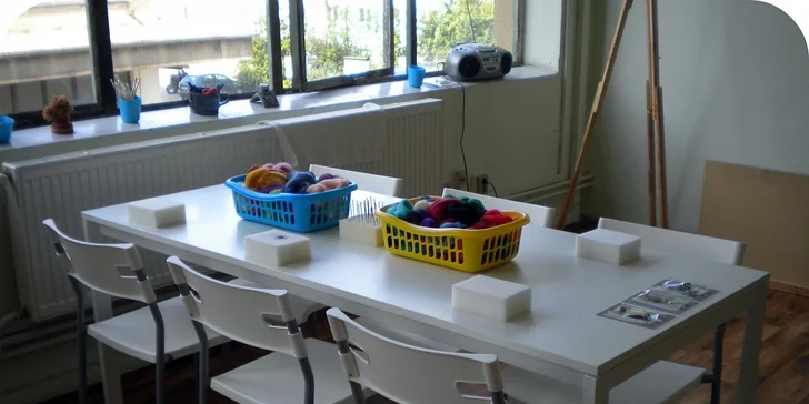 Kreativní tvořivé kurzy v ateliéru Framboise Art. Výroba originálních broží z moosgummi, šperků z pryskyřice, plsti nebo plexi.