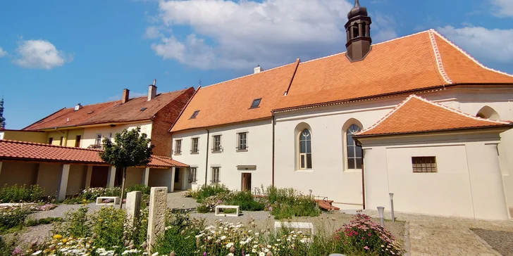 Vstup do kaple svaté Anny i do přilehlé zahrady pro jednotlivce či rodinu