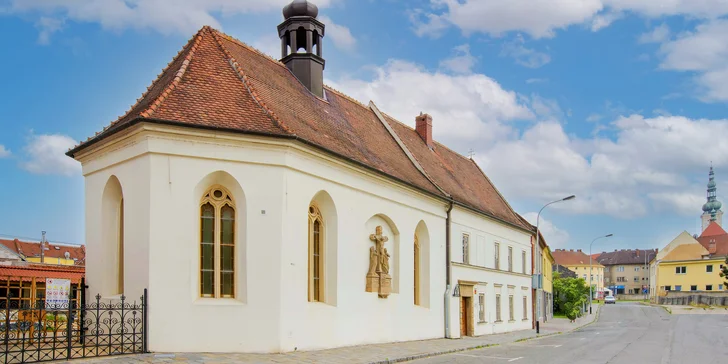 Vstup do kaple svaté Anny i do přilehlé zahrady pro jednotlivce či rodinu
