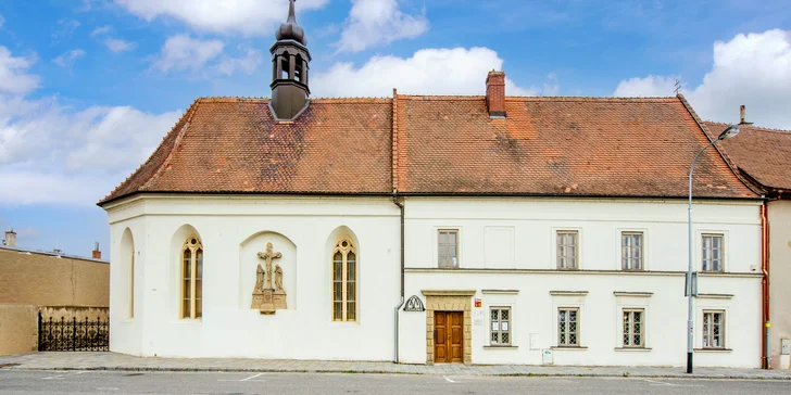 Vstup do kaple svaté Anny i do přilehlé zahrady pro jednotlivce či rodinu