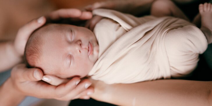 Venkovní těhotenské nebo novorozenecké focení v ateliéru pro miminka