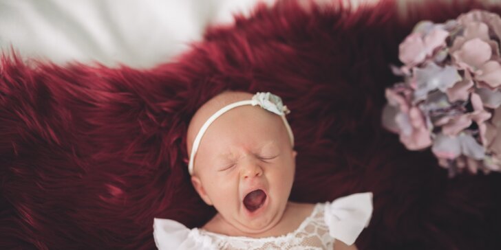 Venkovní těhotenské nebo novorozenecké focení v ateliéru pro miminka