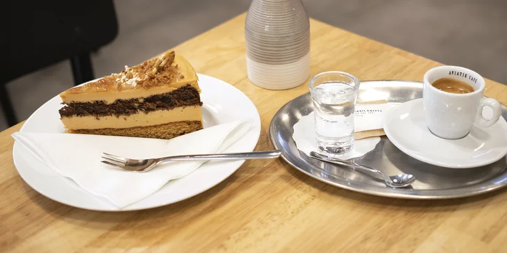 Povznášející posezení: káva podle výběru i zákusek nebo domácí limonáda
