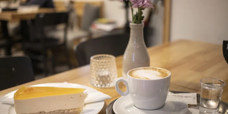 Povznášející posezení: káva či cappuccino i zákusek nebo domácí limonáda