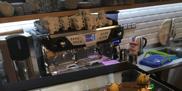 Povznášející posezení: káva, zákusek nebo domácí limonáda v Aviatik café