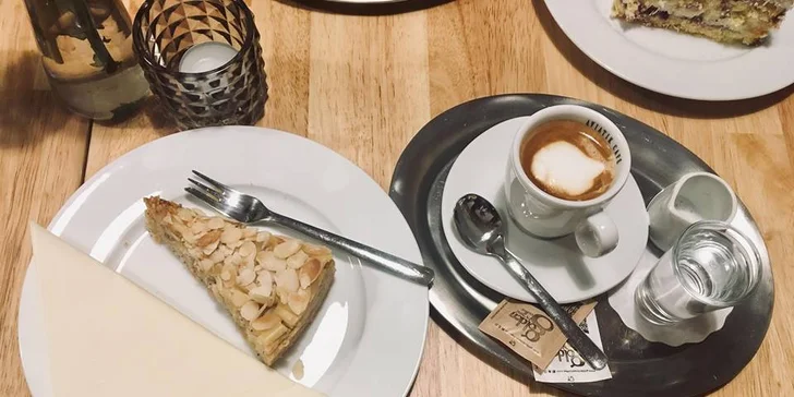 Povznášející posezení: káva či cappuccino i zákusek nebo domácí limonáda