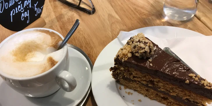 Povznášející posezení: káva či cappuccino i zákusek nebo domácí limonáda