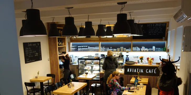 Povznášející posezení: káva či cappuccino i zákusek nebo domácí limonáda