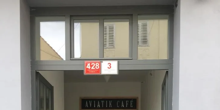 Zaleťte si na kávu, zákusek nebo domácí limonádu do Aviatik café