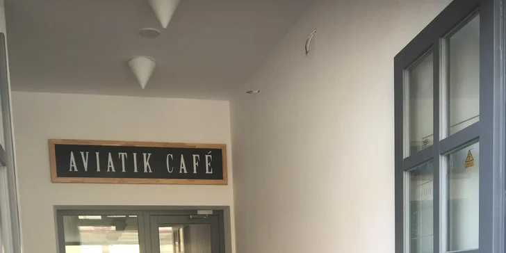 Zaleťte si na kávu, zákusek nebo domácí limonádu do Aviatik café