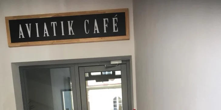 Zaleťte si na kávu, zákusek nebo domácí limonádu do Aviatik café