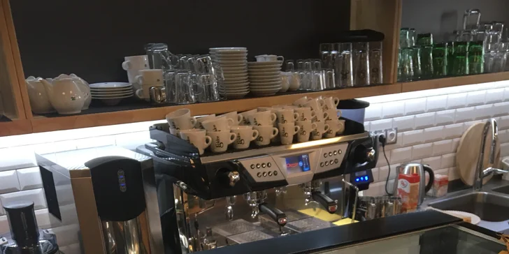 Zaleťte si na kávu, zákusek nebo domácí limonádu do Aviatik café