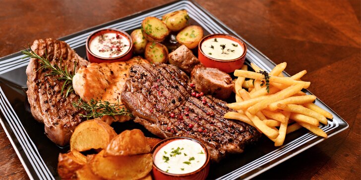 Steakové menu pro 2 s 600 g masa: argentinské hovězí, panenka, kuřecí, krkovice, 2 přílohy i 3 dipy