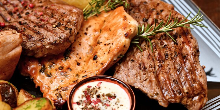 Steakové menu pro 2 s 600 g masa: argentinské hovězí, panenka, kuřecí, krkovice, 2 přílohy i 3 dipy