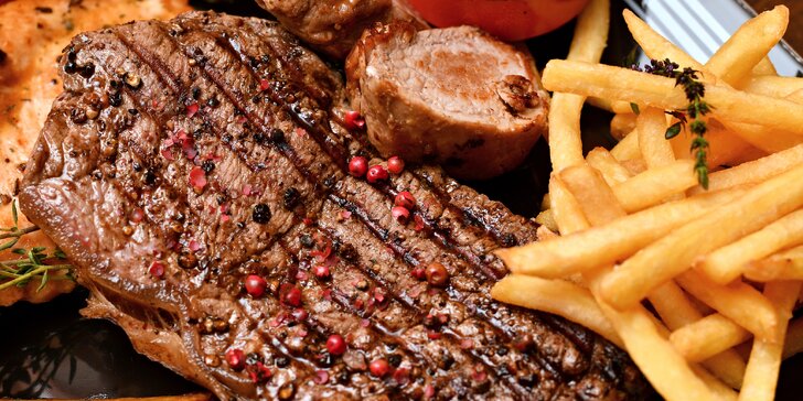 Steakové menu pro dva s 600 g masa: argentinské hovězí, panenka, kuřecí, krkovice, 2 přílohy i 3 dipy