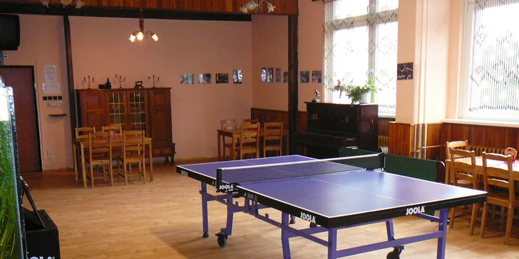 Do hospůdky s kamarády: 2 hodiny vyvedené zábavy s možností jídla pro 2 nebo 4