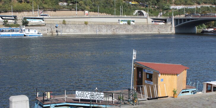 Vyhlídkové plavby po Vltavě pro děti i dospělé, některé i s rautem a hudbou