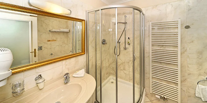 4* relaxace v Karlových Varech pro 1 nebo 2 osoby: snídaně či polopenze, wellness i procedury
