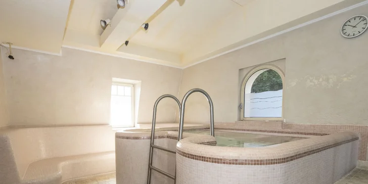 4* relaxace v Karlových Varech pro 1 nebo 2 osoby: snídaně či polopenze, wellness i procedury