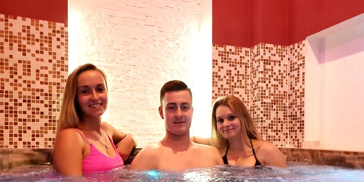 Božský relax: 60 minut v privátní vířivce a infrasauně i lahev prosecca