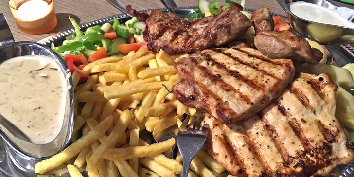 Steakový mix grill plný masových dobrot včetně příloh a omáček pro dva