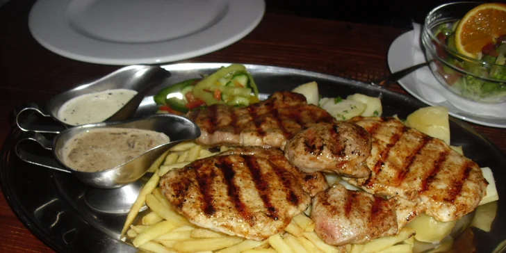 Steakový mixgrill plný masových dobrot včetně příloh a omáček pro dva