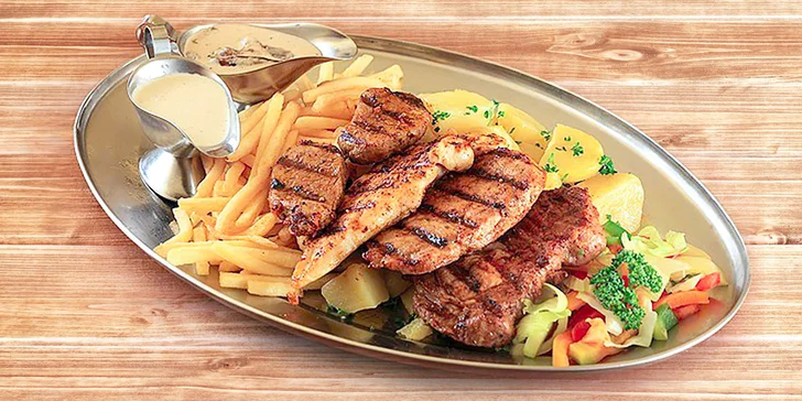 Steakový mixgrill plný masových dobrot včetně příloh a omáček pro dva