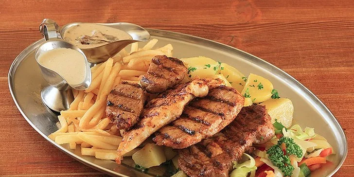 Steakový mixgrill plný masových dobrot včetně příloh a omáček pro dva