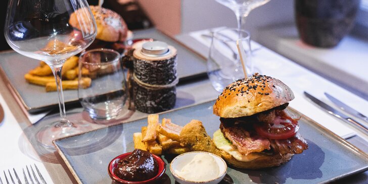 Tříchodové menu v centru Prahy: salát Caesar, burger či pražma a fondán
