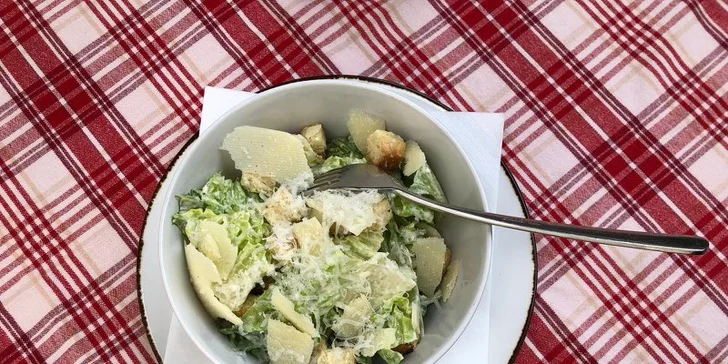Tříchodové menu v centru Prahy: salát Caesar, burger či pražma a fondán