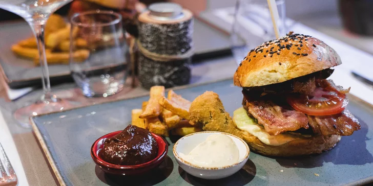 Tříchodové menu v centru Prahy: salát Caesar, burger či pražma a fondán