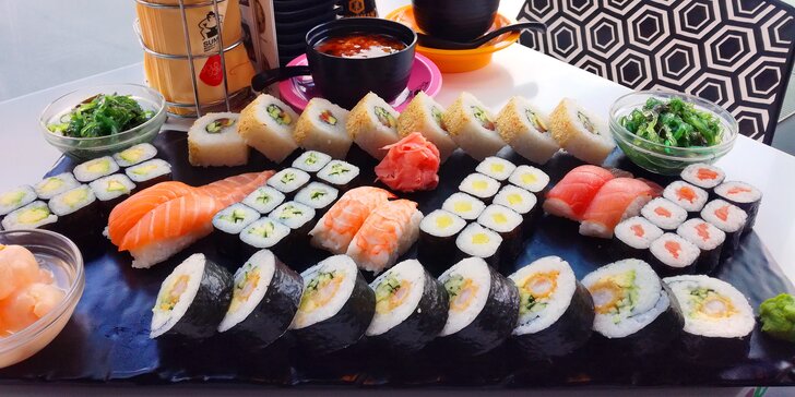 Sushi sety s rolkami maki, nigiri, krevetami, závitky, saláty i ovocem
