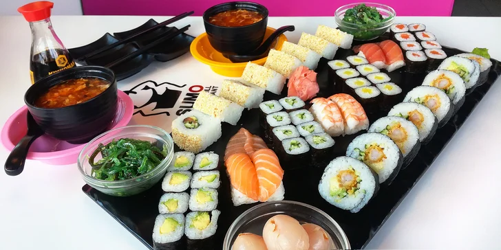 Sushi sety s rolkami maki, nigiri, krevetami, závitky, saláty i ovocem