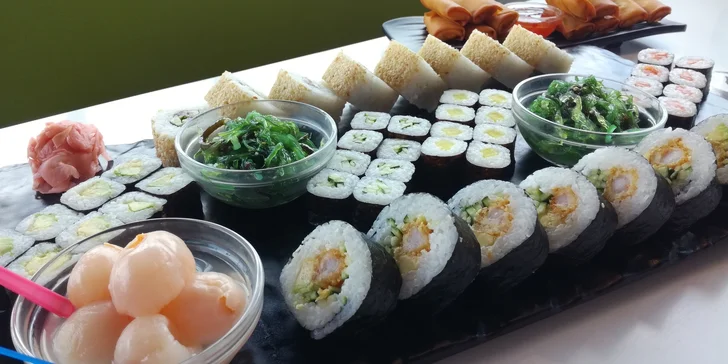 Sushi sety s rolkami maki, nigiri, krevetami, závitky, saláty i ovocem