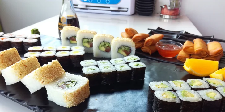 Sushi sety s rolkami maki, nigiri, krevetami, závitky, saláty i ovocem