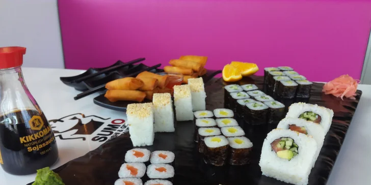 Sushi sety s rolkami maki, nigiri, krevetami, závitky, saláty i ovocem