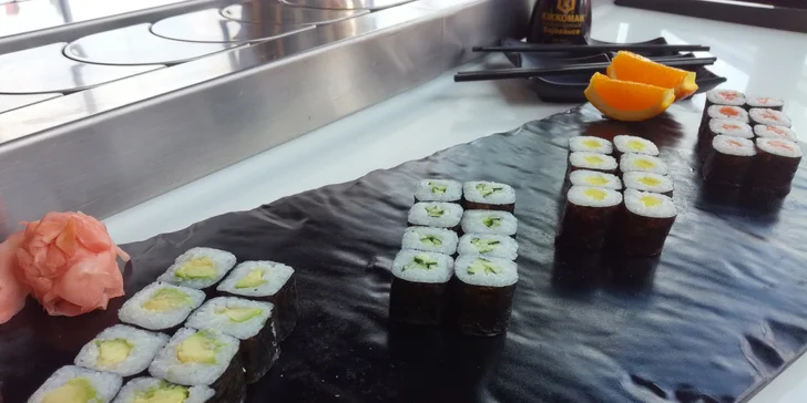 Sushi sety s rolkami maki, nigiri, krevetami, závitky, saláty i ovocem