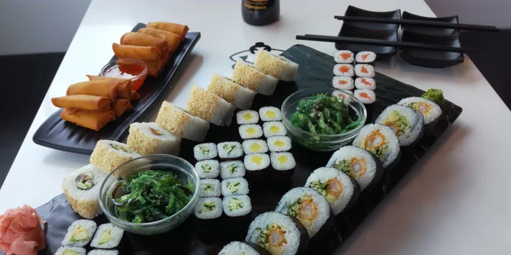 Sushi sety s rolkami maki, nigiri, krevetami, závitky, saláty i ovocem