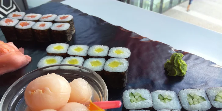 Sushi sety s rolkami maki, nigiri, krevetami, závitky, saláty i ovocem