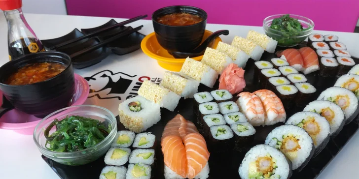 Sushi sety s rolkami maki, nigiri, krevetami, závitky, saláty i ovocem