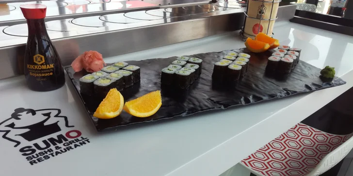 Sushi sety s rolkami maki, nigiri, krevetami, závitky, saláty i ovocem