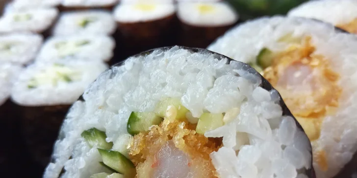 Sushi sety s rolkami maki, nigiri, krevetami, závitky, saláty i ovocem