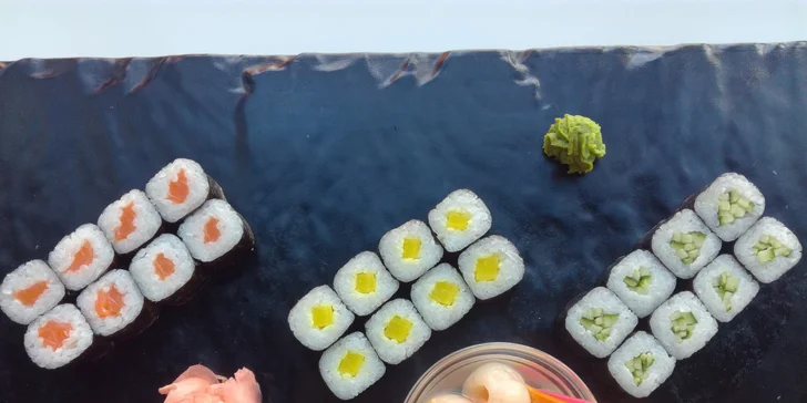 Sushi sety s rolkami maki, nigiri, krevetami, závitky, saláty i ovocem