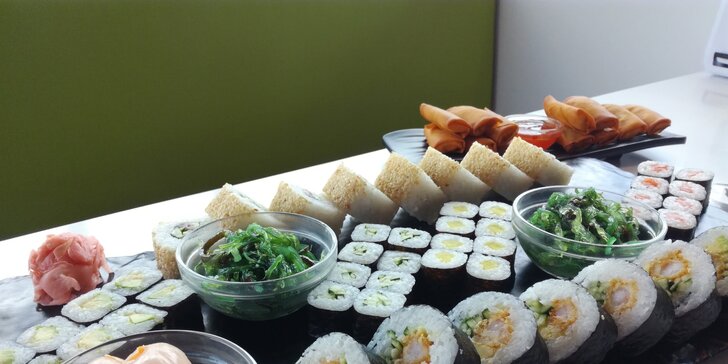 Sushi sety s rolkami maki, nigiri, krevetami, závitky, saláty i ovocem