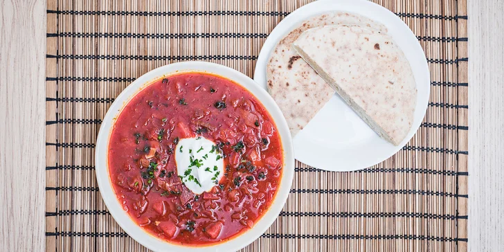 2chodové ukrajinské menu: Boršč a pelmeně nebo varenyky dle výběru
