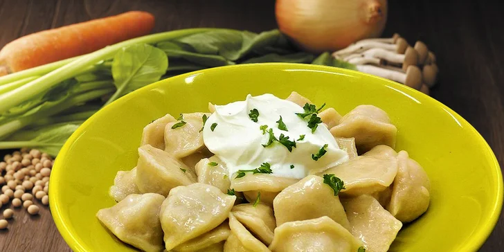 2chodové ukrajinské menu: Boršč a pelmeně nebo varenyky dle výběru