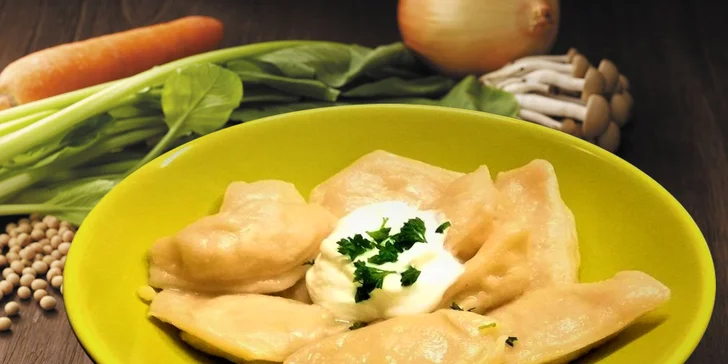 2chodové ukrajinské menu: Boršč a pelmeně nebo varenyky dle výběru