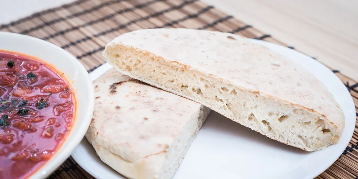 2chodové ukrajinské menu: Boršč a pelmeně nebo varenyky dle výběru