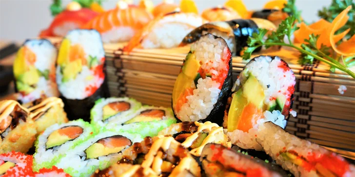 Pestré a efektně servírované sushi sety v centru Brna: 29–64 ks vč. smažených