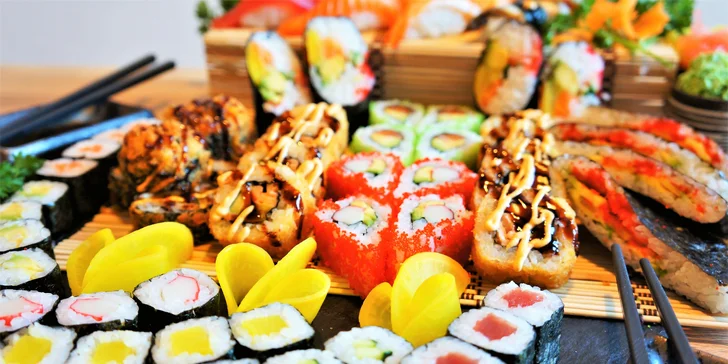 Pestré a efektně servírované sushi sety v centru Brna: 29–64 ks vč. smažených